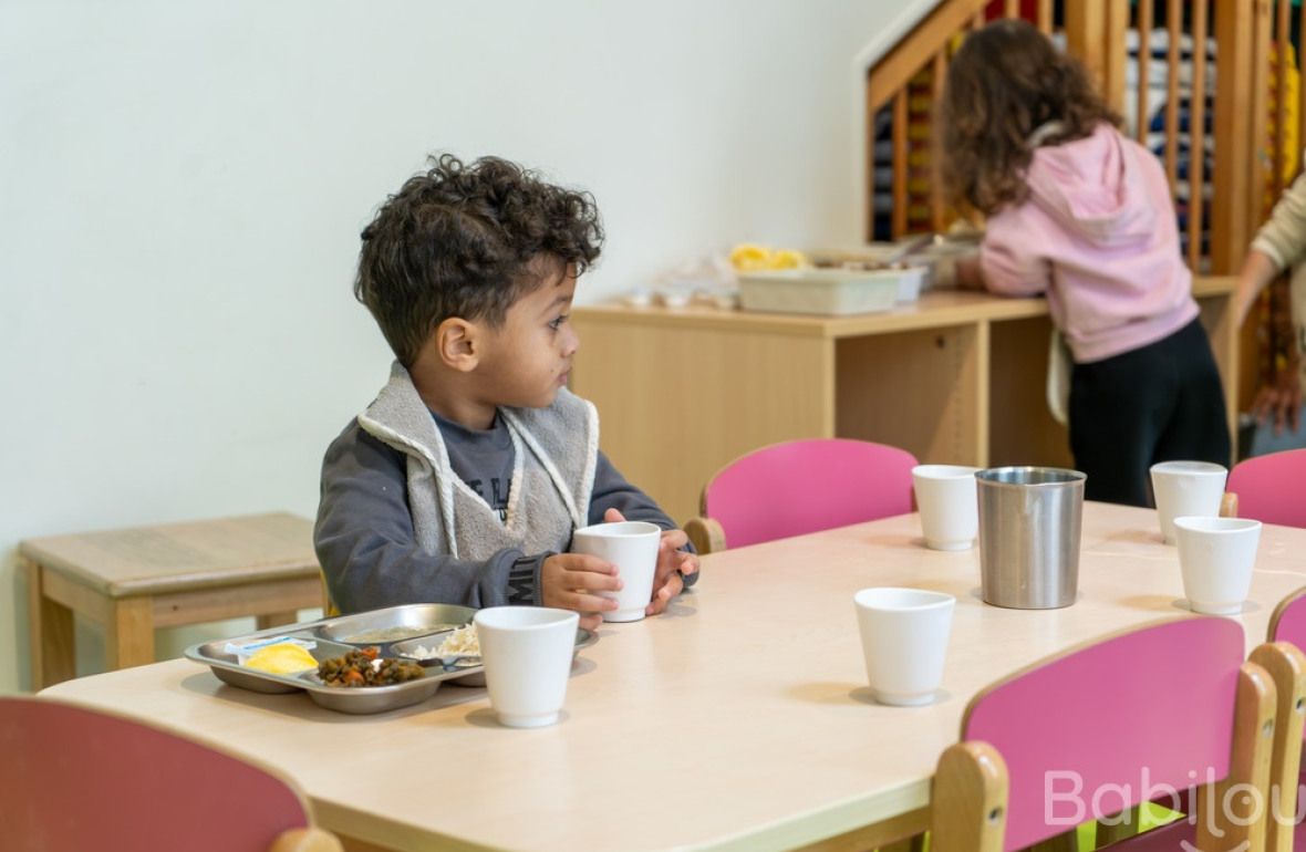 Un enfant en crèche à l'heure du repas