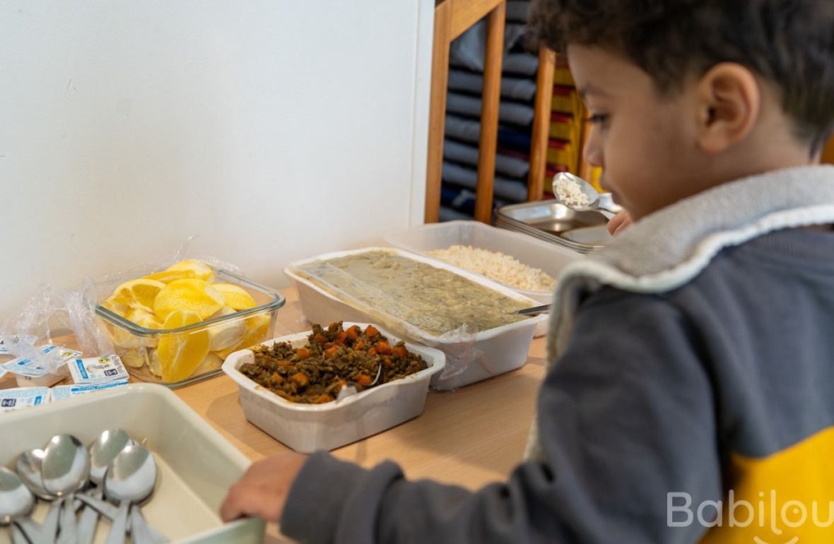 Un enfant en crèche à l'heure du repas