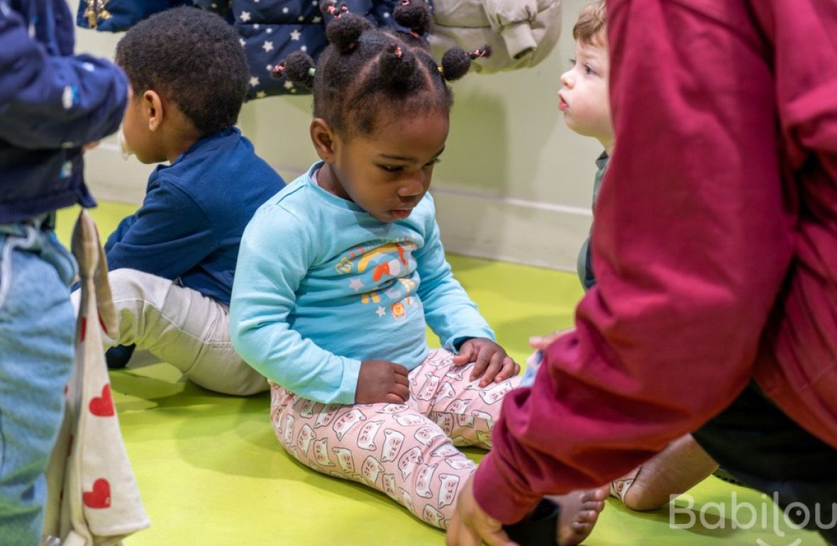 Une pro avec un groupe d'enfants 