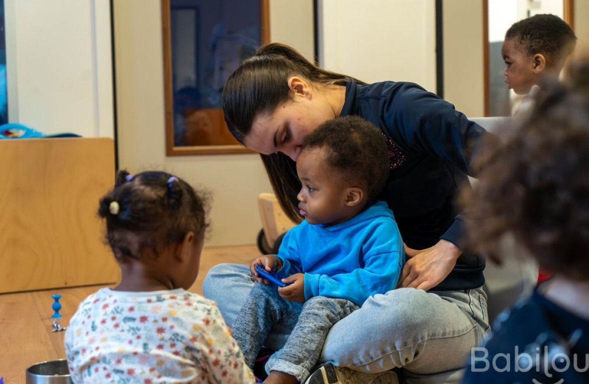 Une pro en crèche avec un groupe d'enfants