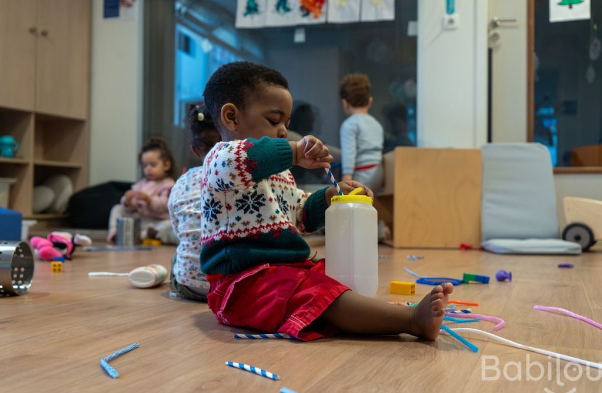 Un enfant en crèche qui joue 