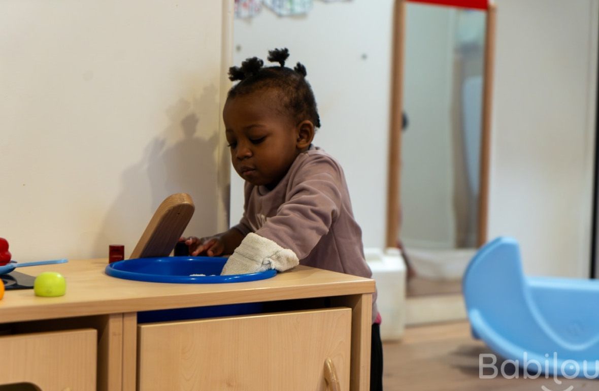 Une enfant en crèche Babilou qui joue 