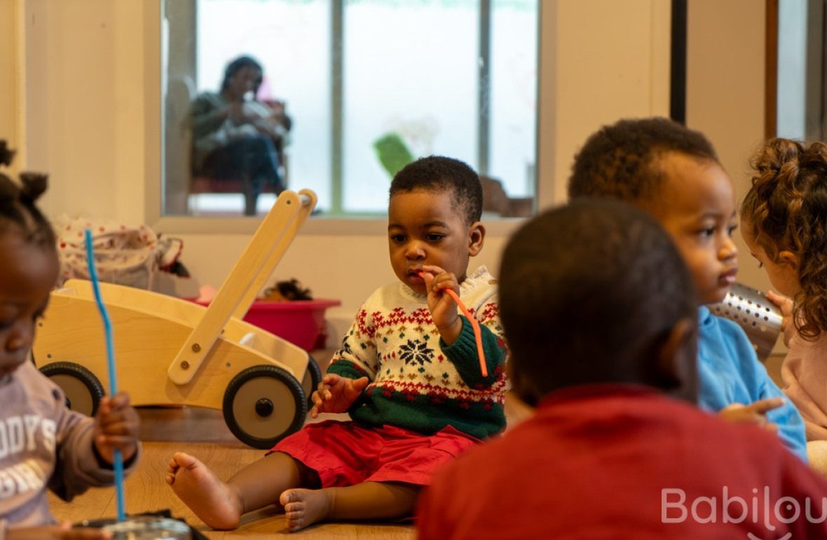 Un groupe d'enfants en crèche en pleine activité 