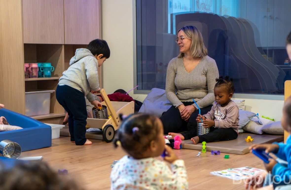 Une pro en crèche avec un groupe d'enfants