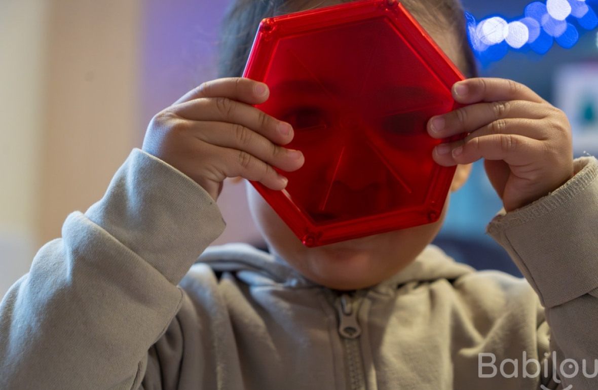 Un enfant en crèche qui joue 