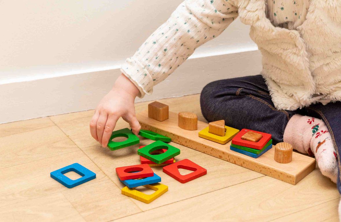 Un enfant en crèche Babilou qui joue 