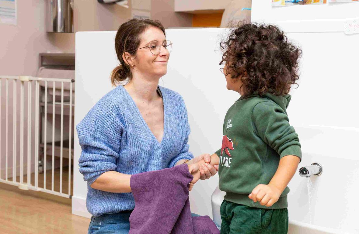 Une pro en interaction avec un enfant