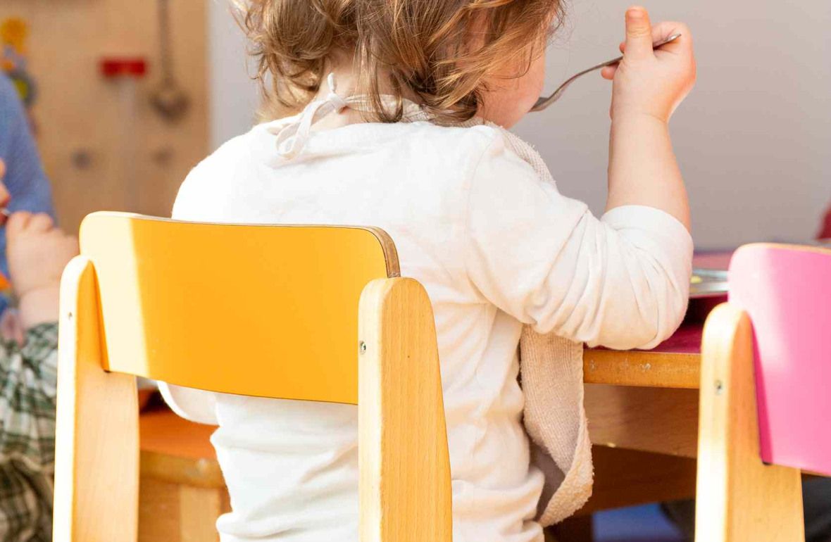 Un enfant en crèche qui mange