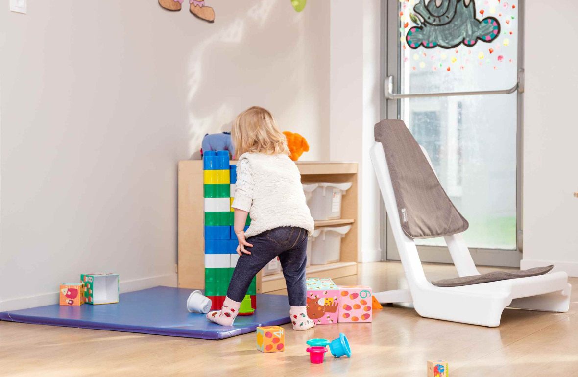 Un enfant en crèche qui joue 