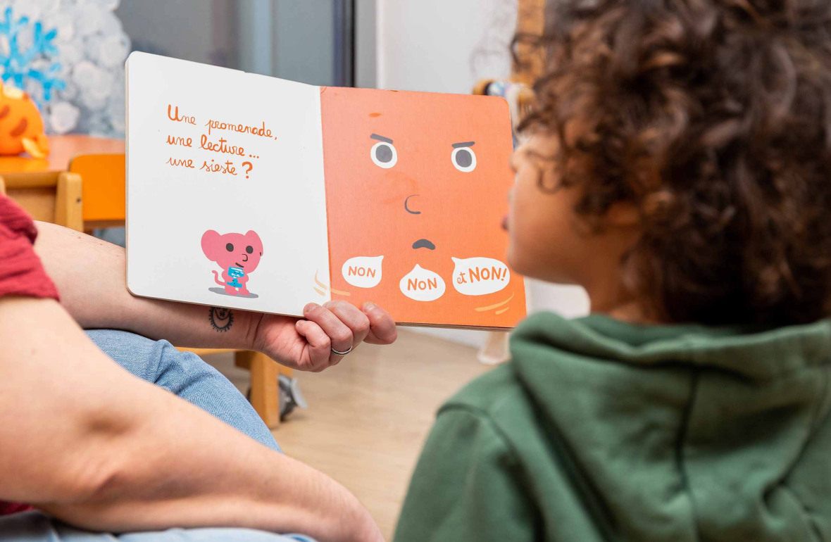 Un enfant en crèche qui lit