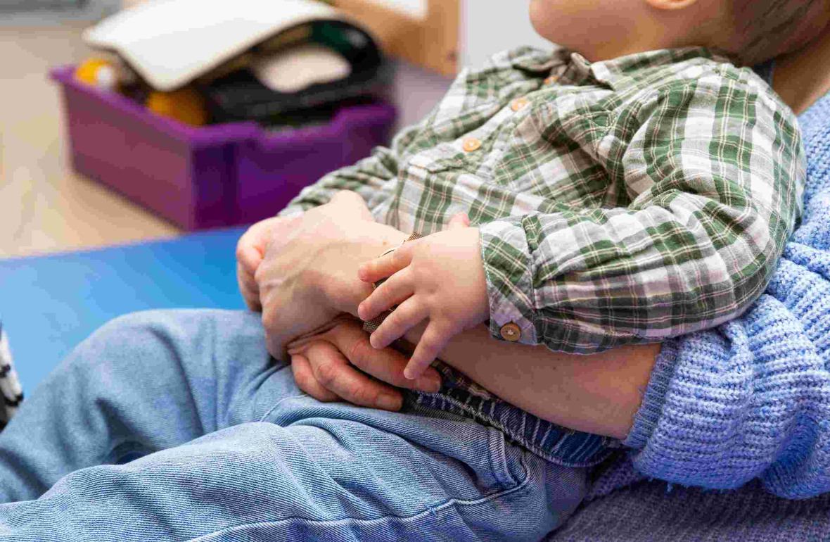 Une pro et un enfant en crèche