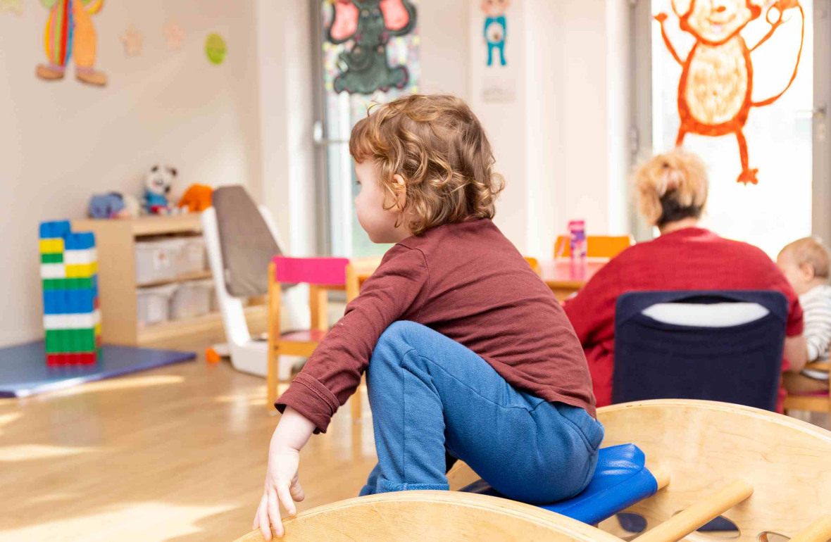 Un enfant en crèche qui joue 
