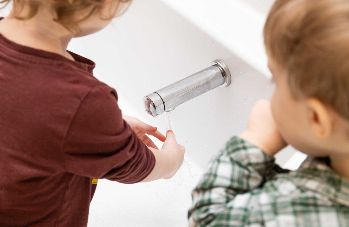 Deux enfants en crèche Babilou qi se lave les mains