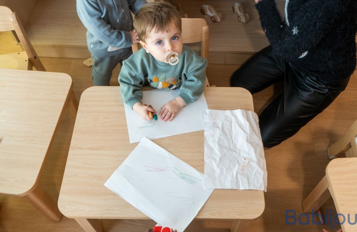Un enfant en crèche qui joue 