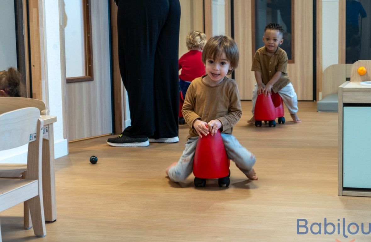 Un enfant en crèche qui joue 