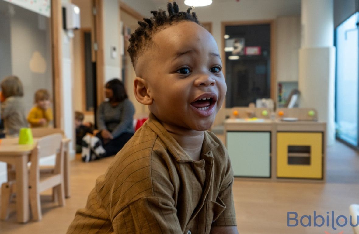 Un enfant en crèche Babilou qui joue 