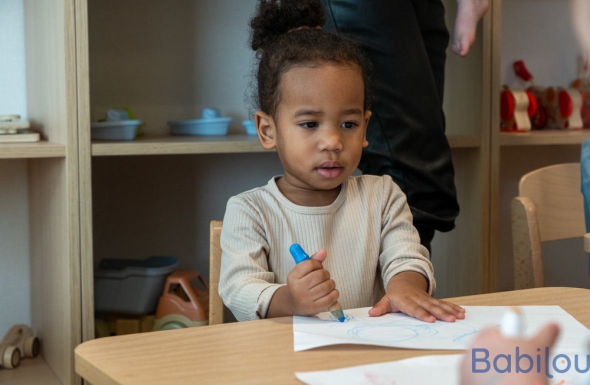 Un enfant en crèche Babilou qui joue 