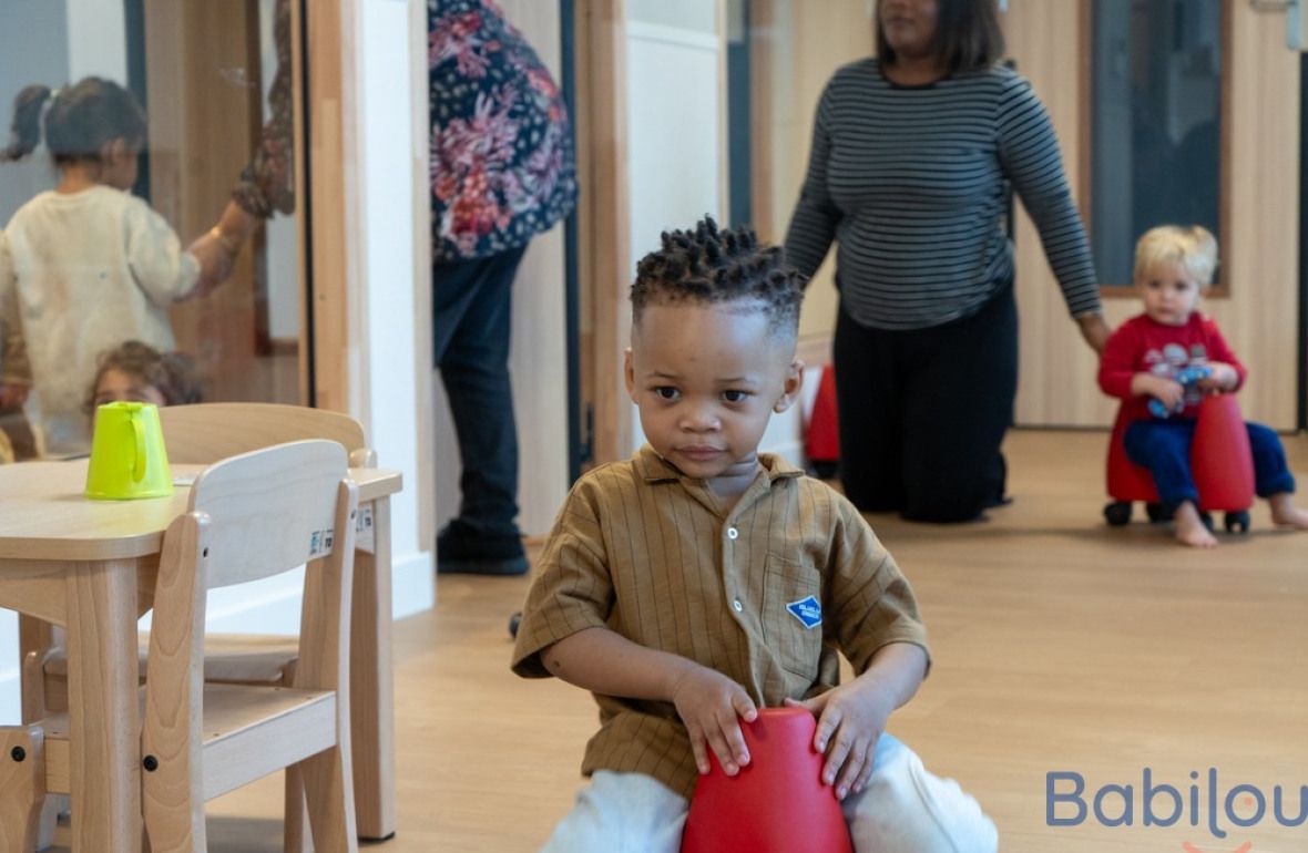 Un enfant en crèche qui joue 
