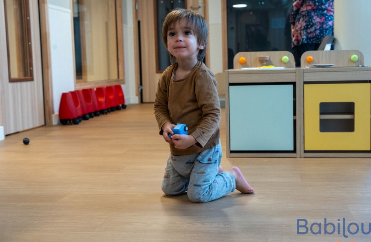 Un enfant en crèche Babilou qui joue  