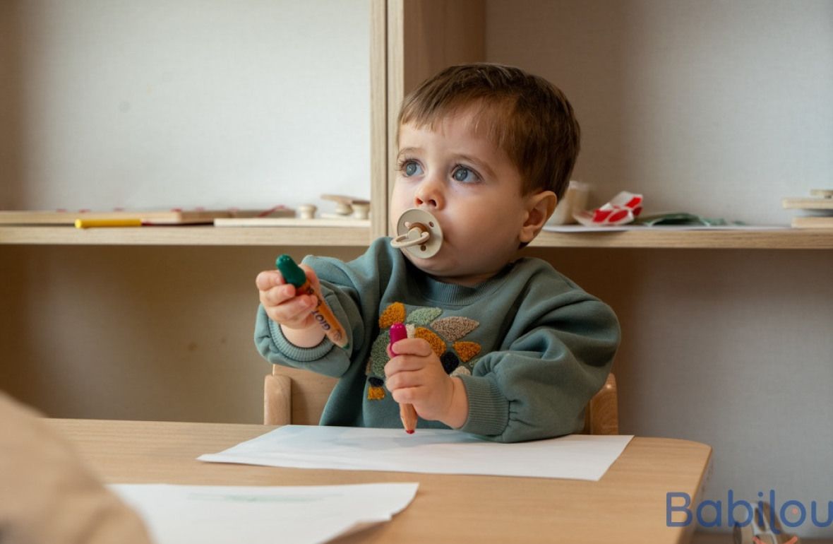 Un enfant en crèche qui joue 