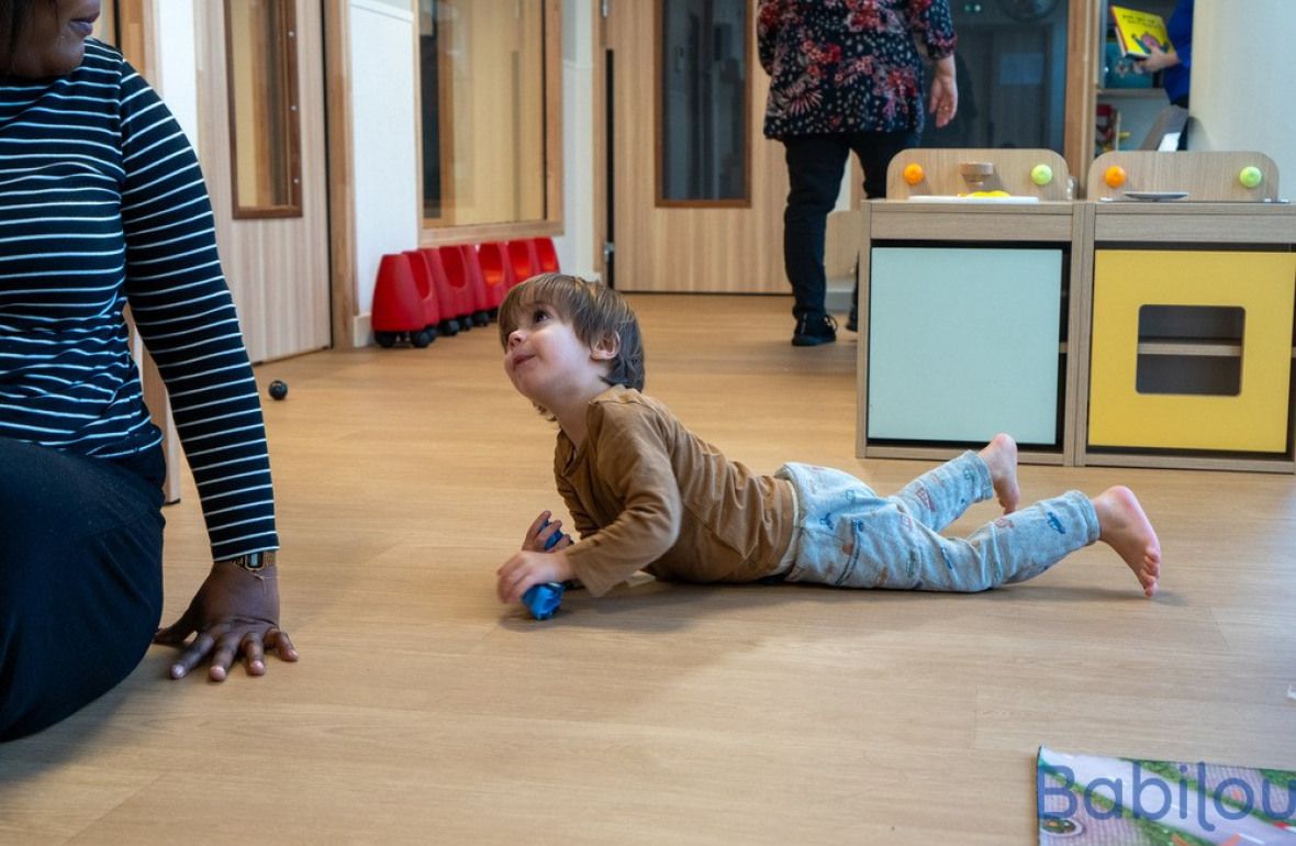 Une pro en crèche en interaction avec un enfant