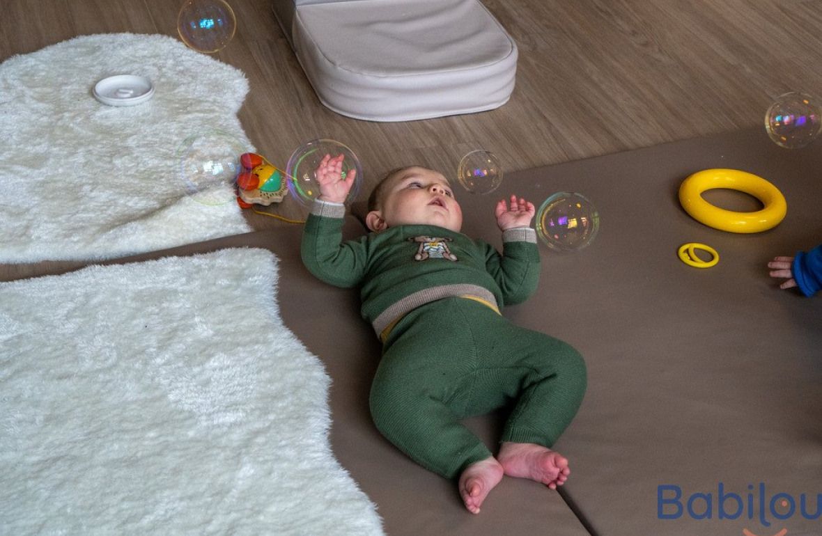 Un bébé en crèche allongé 