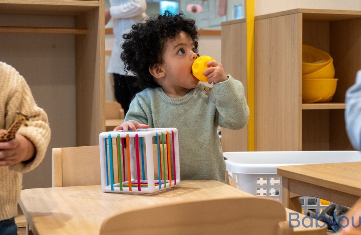 Un enfant en crèche qui joue 