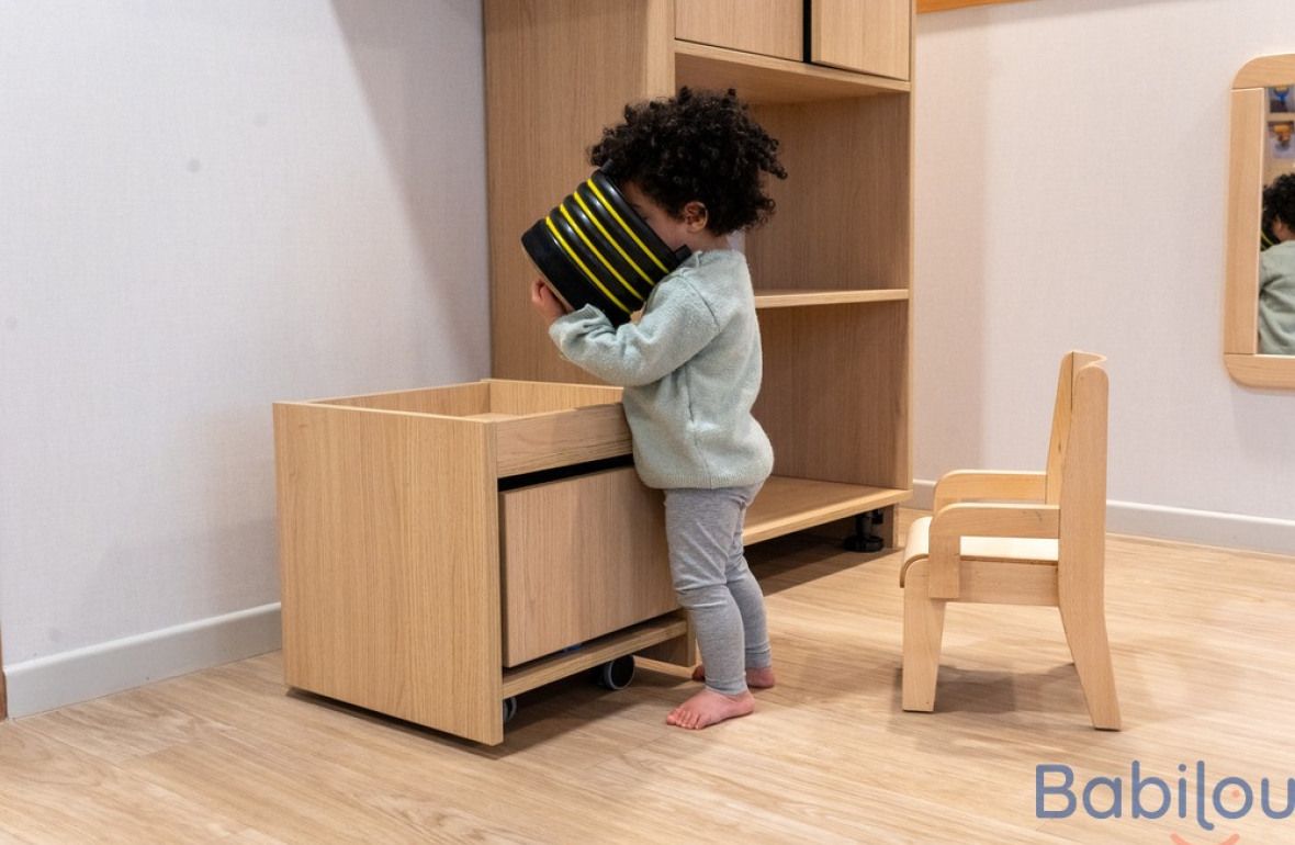 Un enfant en crèche qui joue 