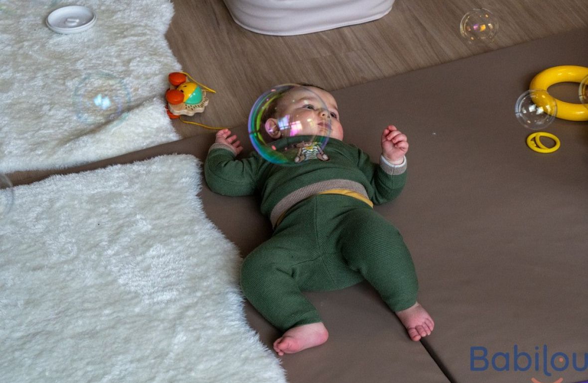 Un bébé en crèche allongé 