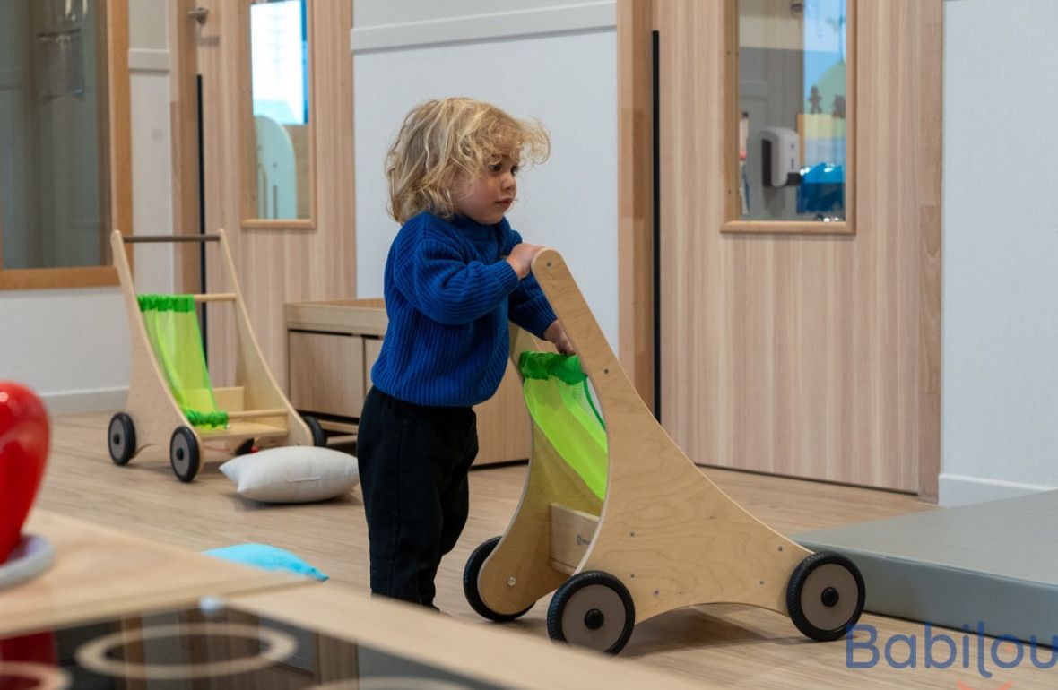 Un enfant en crèche qui joue