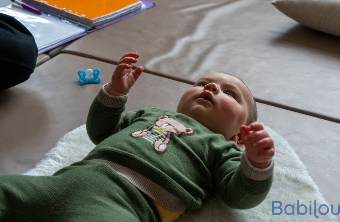 Un bébé en crèche allongé 