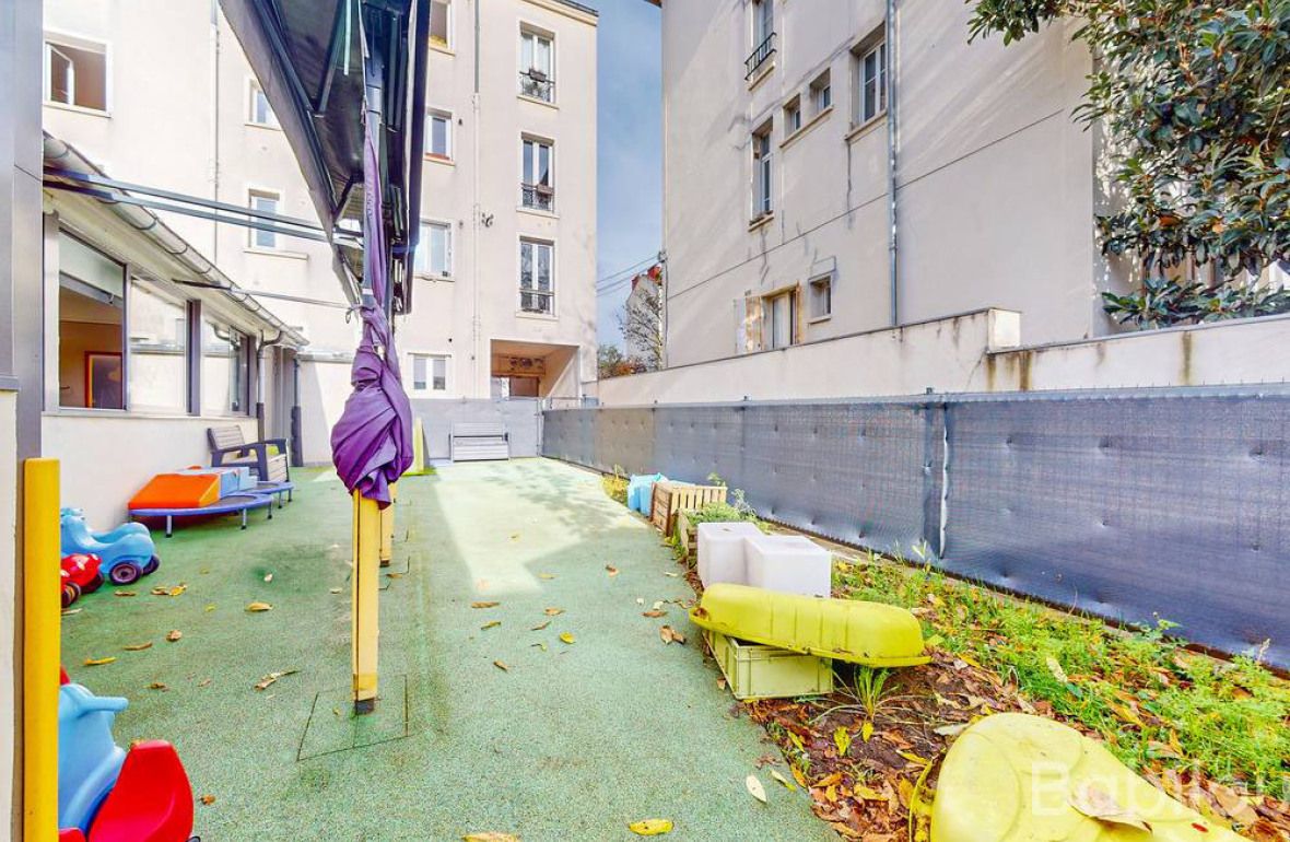 Extérieur de la crèche Babilou Montrouge Verdier avec jouets