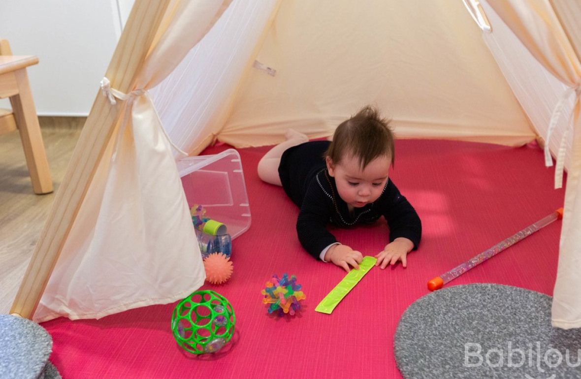 Un bébé en crèche allongé