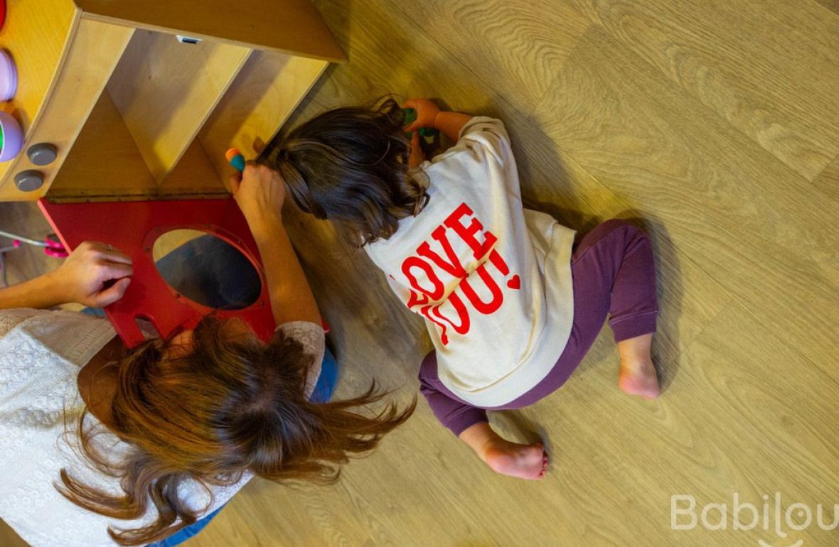 Deux enfants en crèche qui jouent