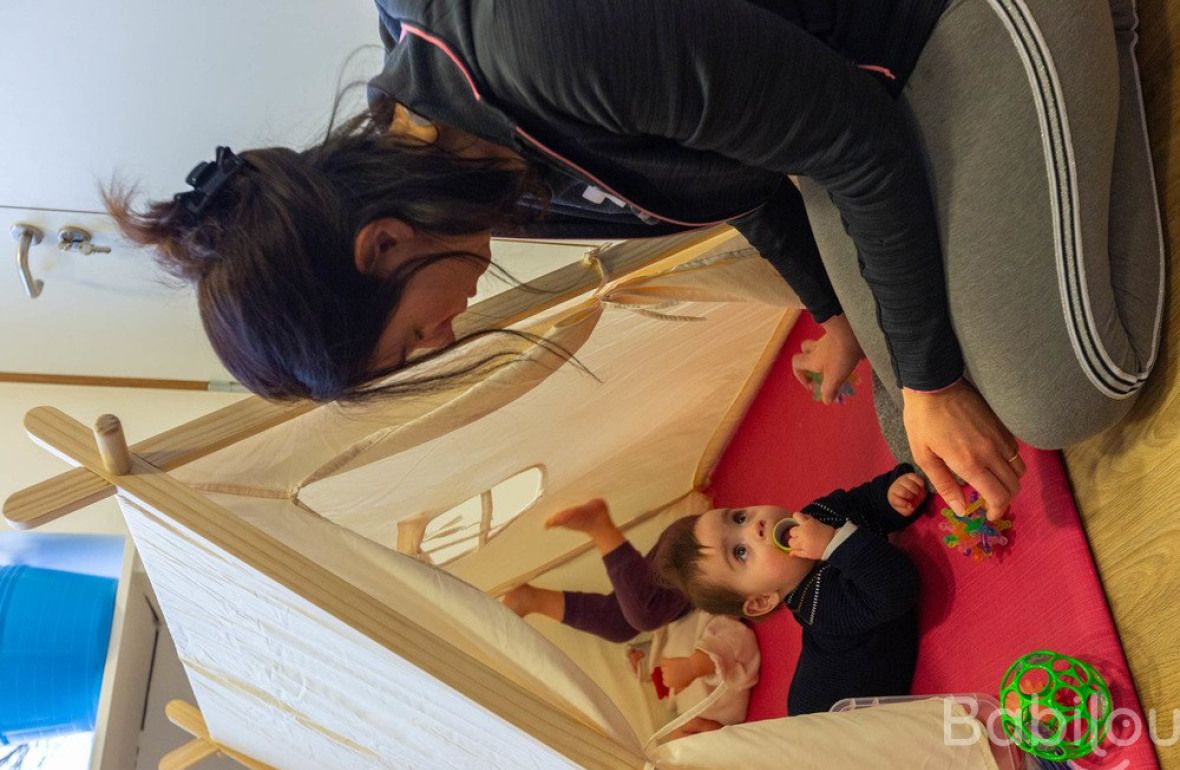 Une pro en crèche qui joue avec un enfant