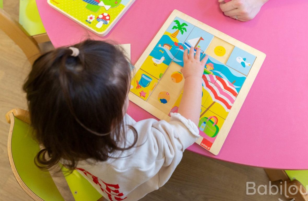 Une enfant en crèche Babilou qui joue