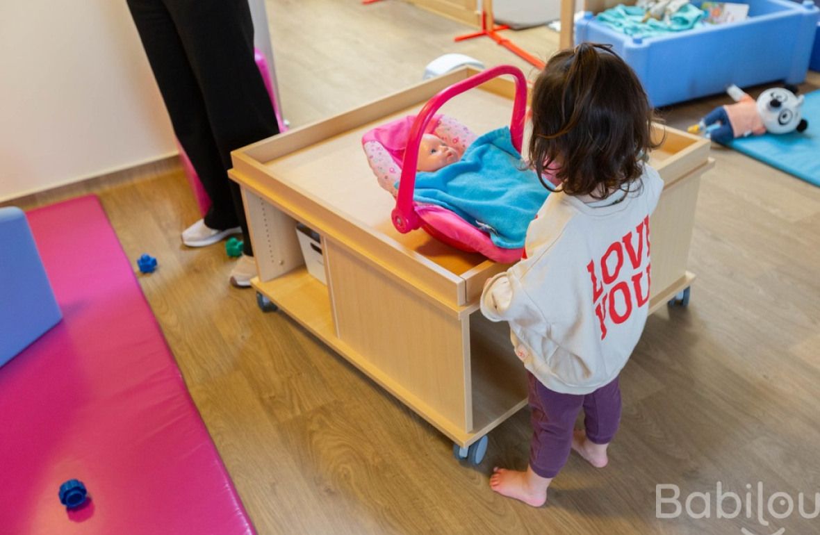 Une enfant en crèche Babilou qui joue