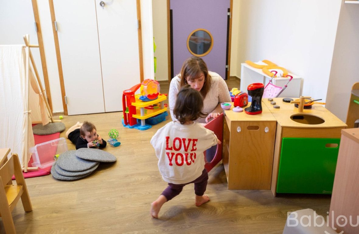 Une pro en crèche en interaction avec un enfant