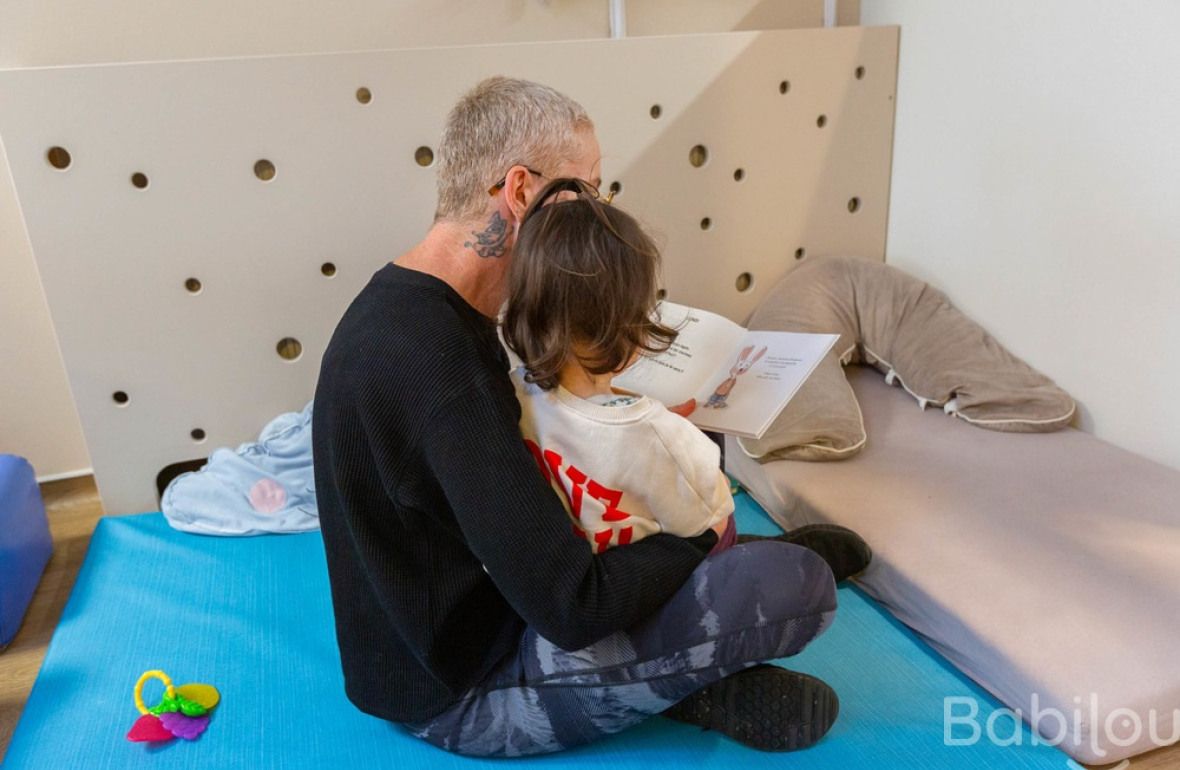 Un pro en crèche avec une enfant