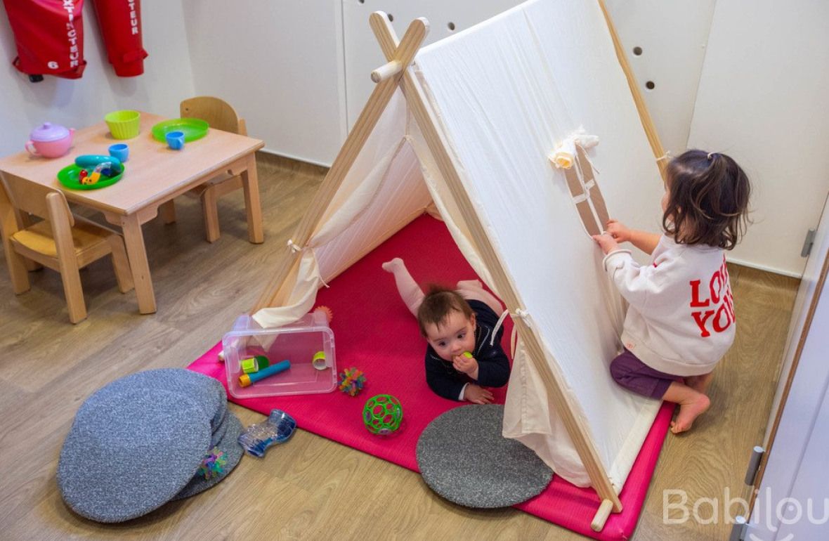 Deux enfants en crèche qui jouent