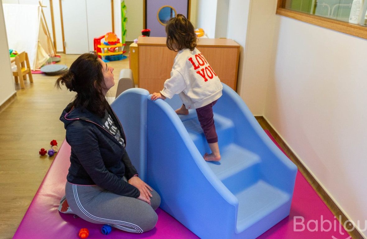 Une pro en crèche qui joue avec un enfant