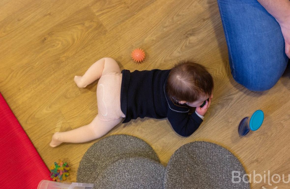 Un bébé en crèche allongé