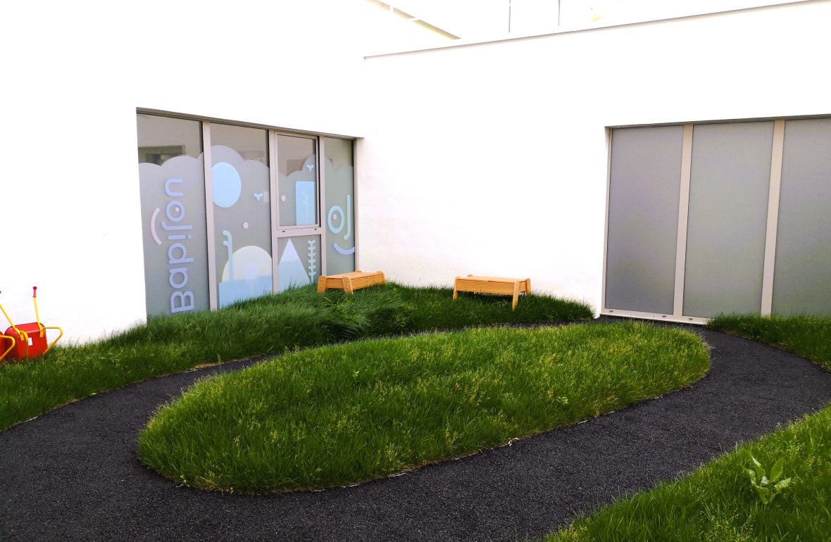 Jardin au sein de la Crèche Babilou Saint-Nazaire Normandie