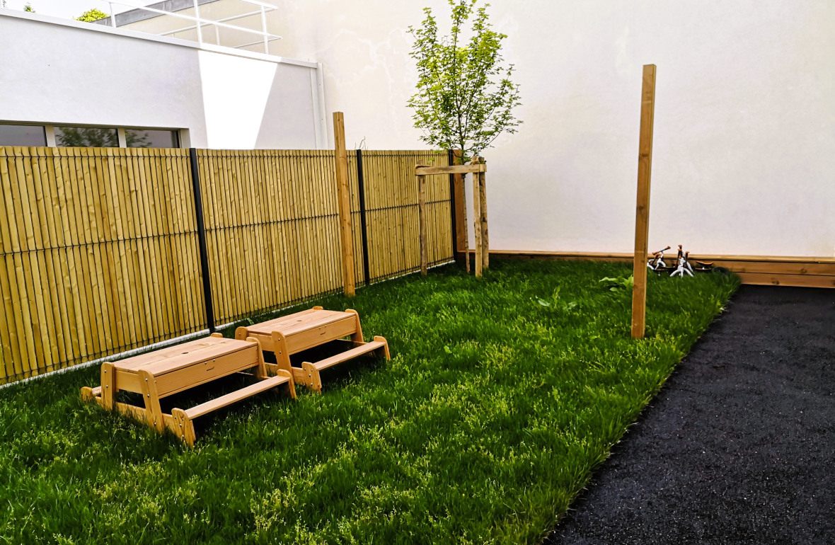 espace extérieur de la crèche Babilou Saint-Nazaire Normandie
