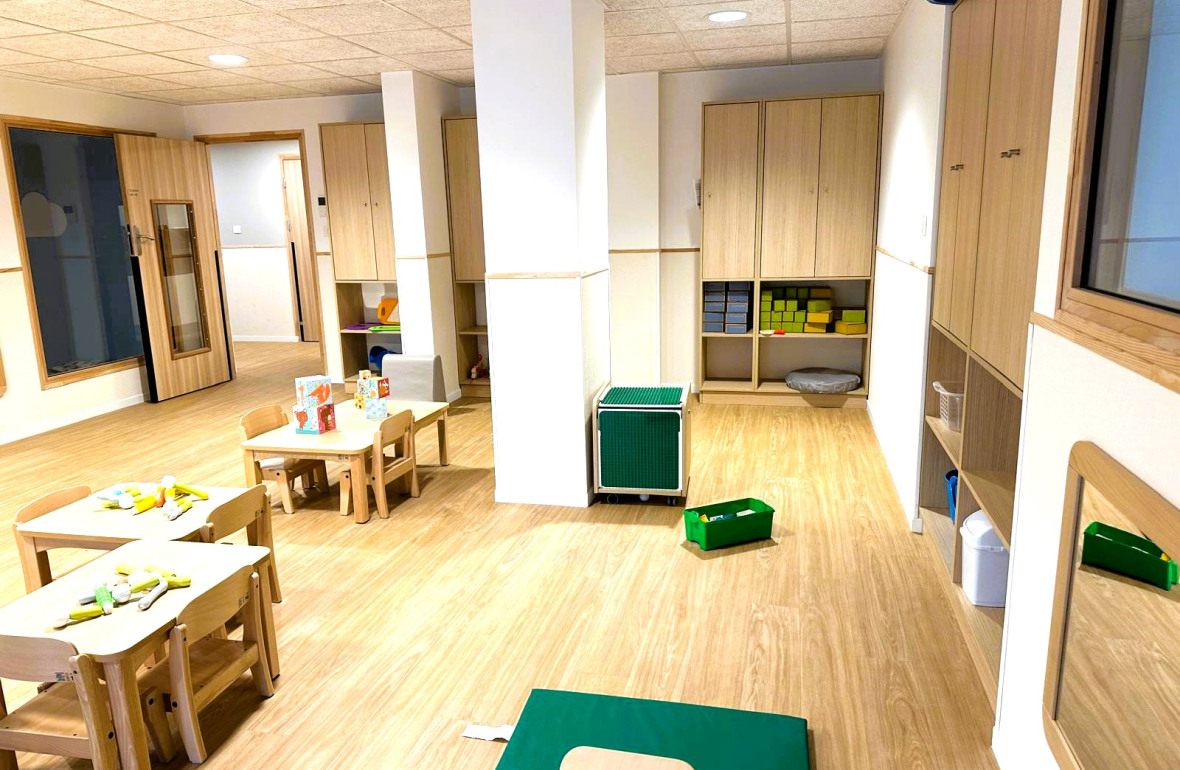 Tables et chaises au sein de la Crèche Babilou Eragny Guichard