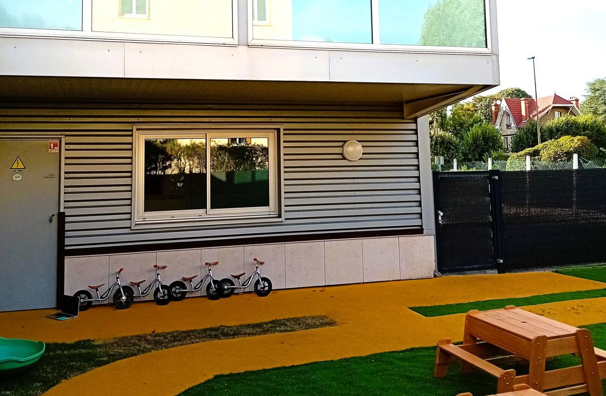 Vue extérieure avec tricycles de la Crèche Babilou Le Pecq Sartrouville