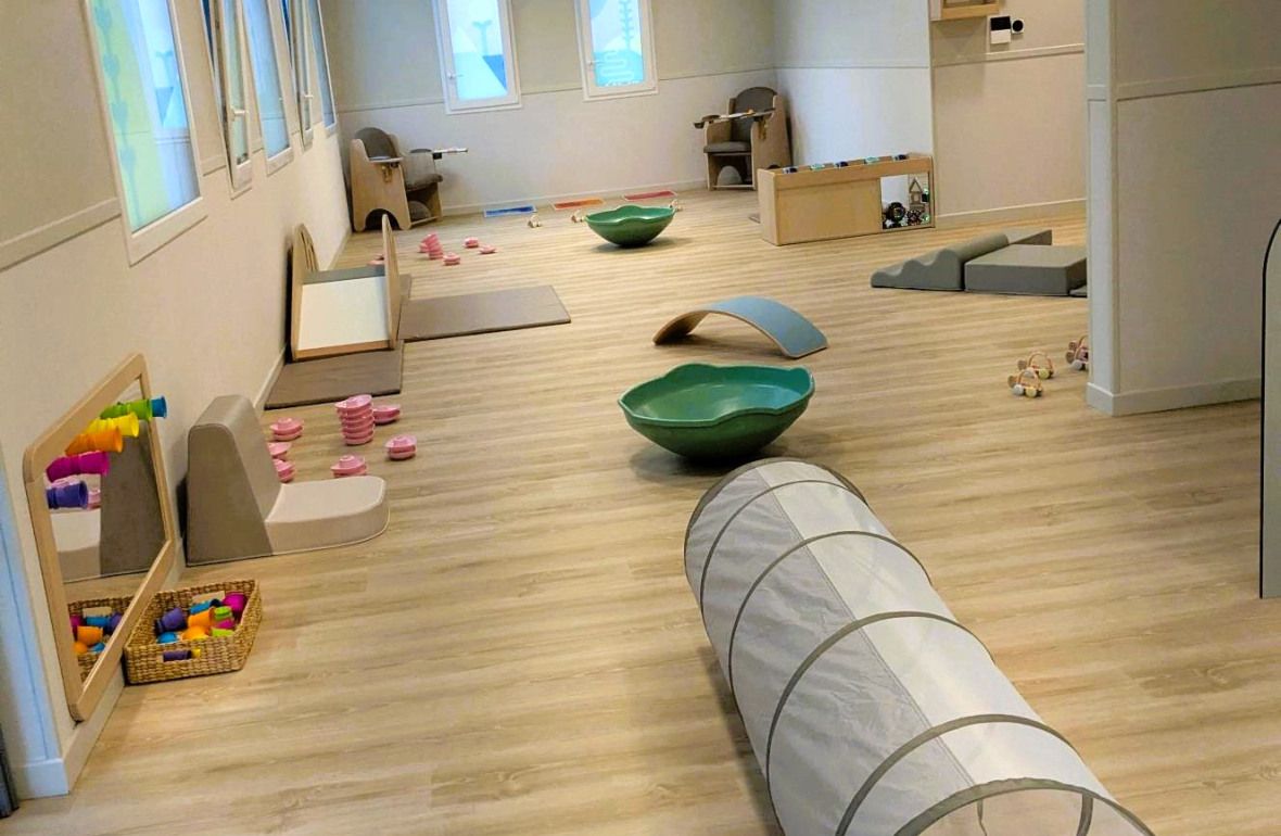 Pièce principale de la Crèche Babilou Cergy La Constellation avec différents jouets