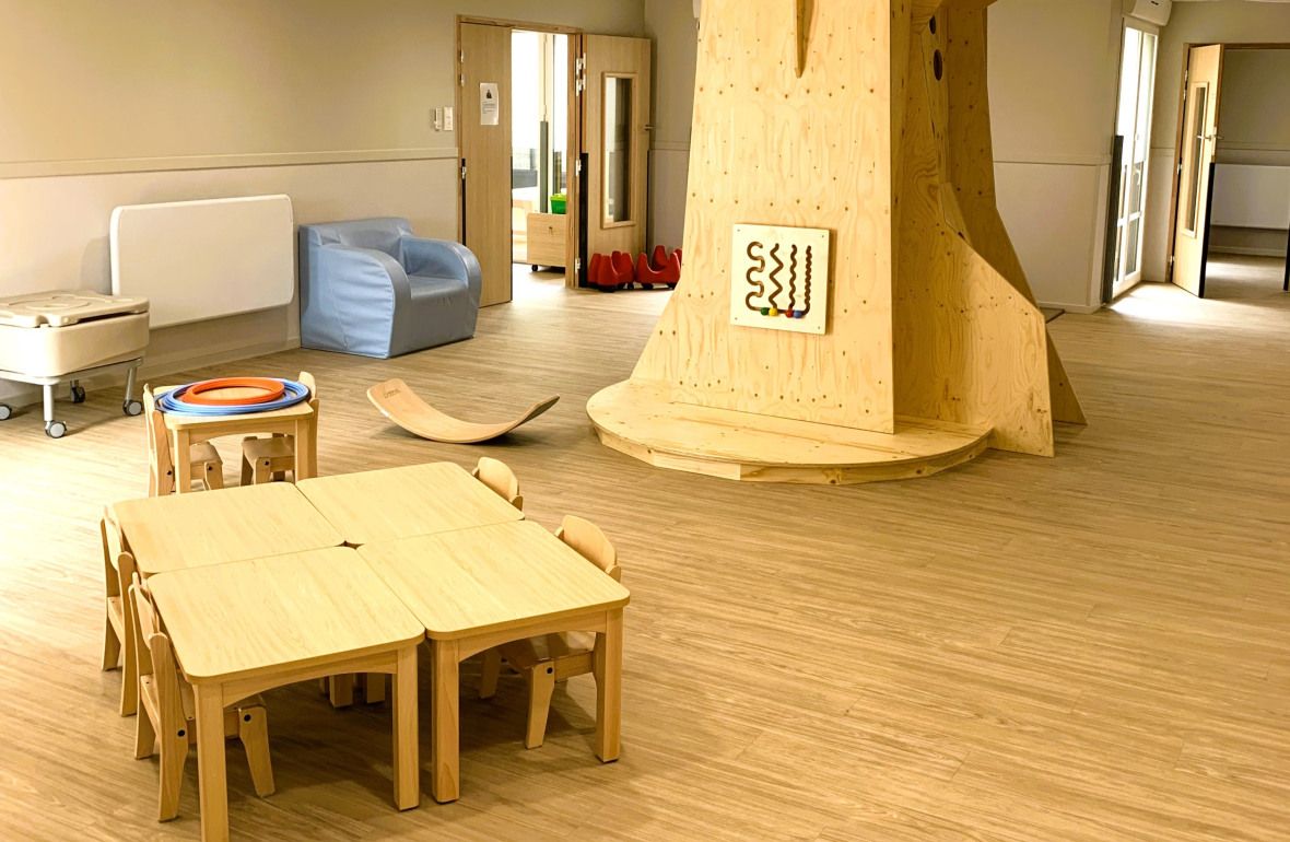 Espace d'activité au sein de la Crèche Babilou Levallois Vergniaud avec arbre au centre