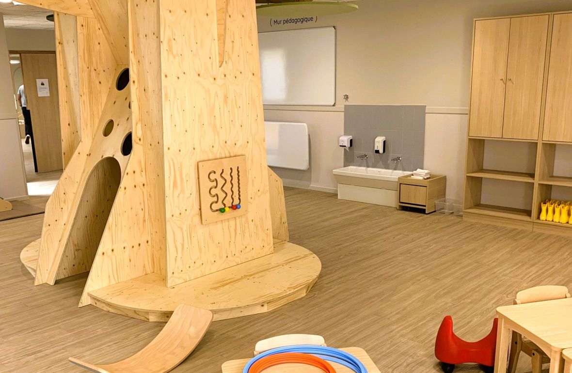 Arbre au centre de la pièce principale de la Crèche Babilou Levallois Vergniaud 