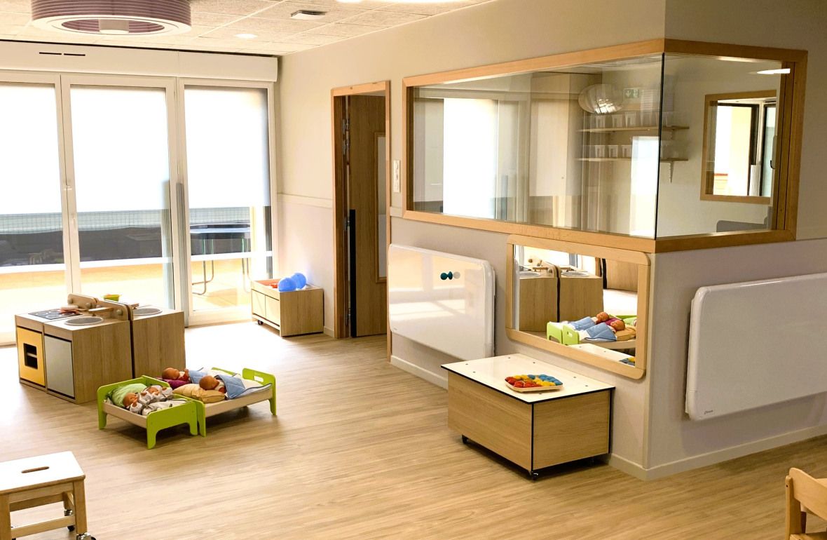 Intérieur de la Crèche Babilou Levallois Vergniaud avec meubles et jouets